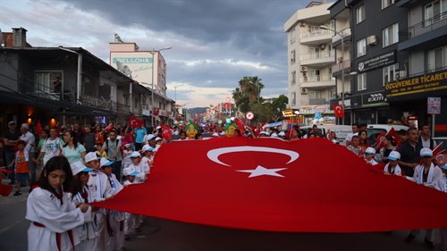 19 Mayıs Atatürk’ü Anma, Gençlik ve Spor Bayramı münasebetiyle kortej yürüryüşü ve konser düzenlendi,